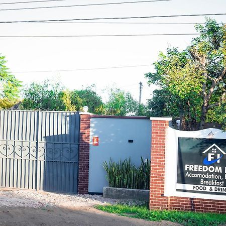 ארושה Freedom Inn מראה חיצוני תמונה